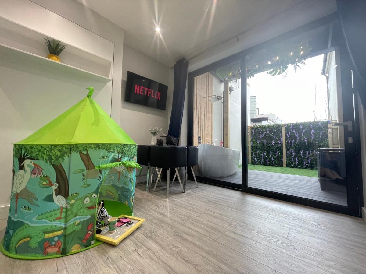 The Jungle Apartment - By Coastline Retreats - Jungle Themed Garden Apartment - Outdoor Bath - Next To Seafront - Childrens Toys - Superfast Wifi - Netflix - Disney Bournemouth Exterior foto